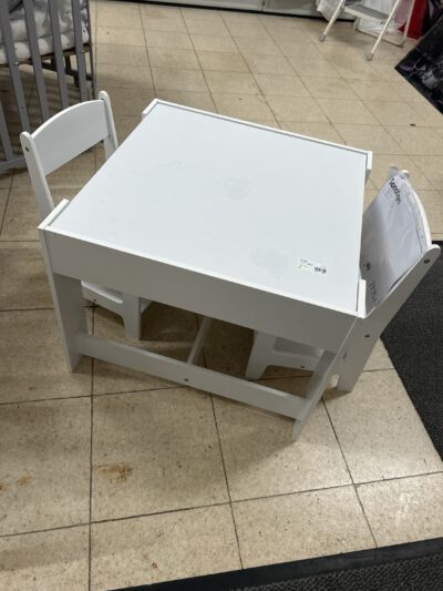 Kinder Tisch mit 2 Stühlen